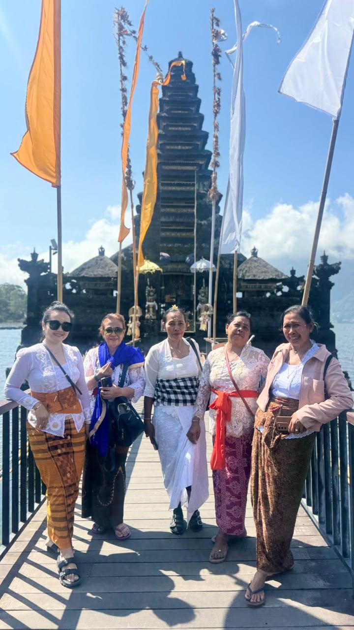 Keluarga di dermaga pura tepi danau