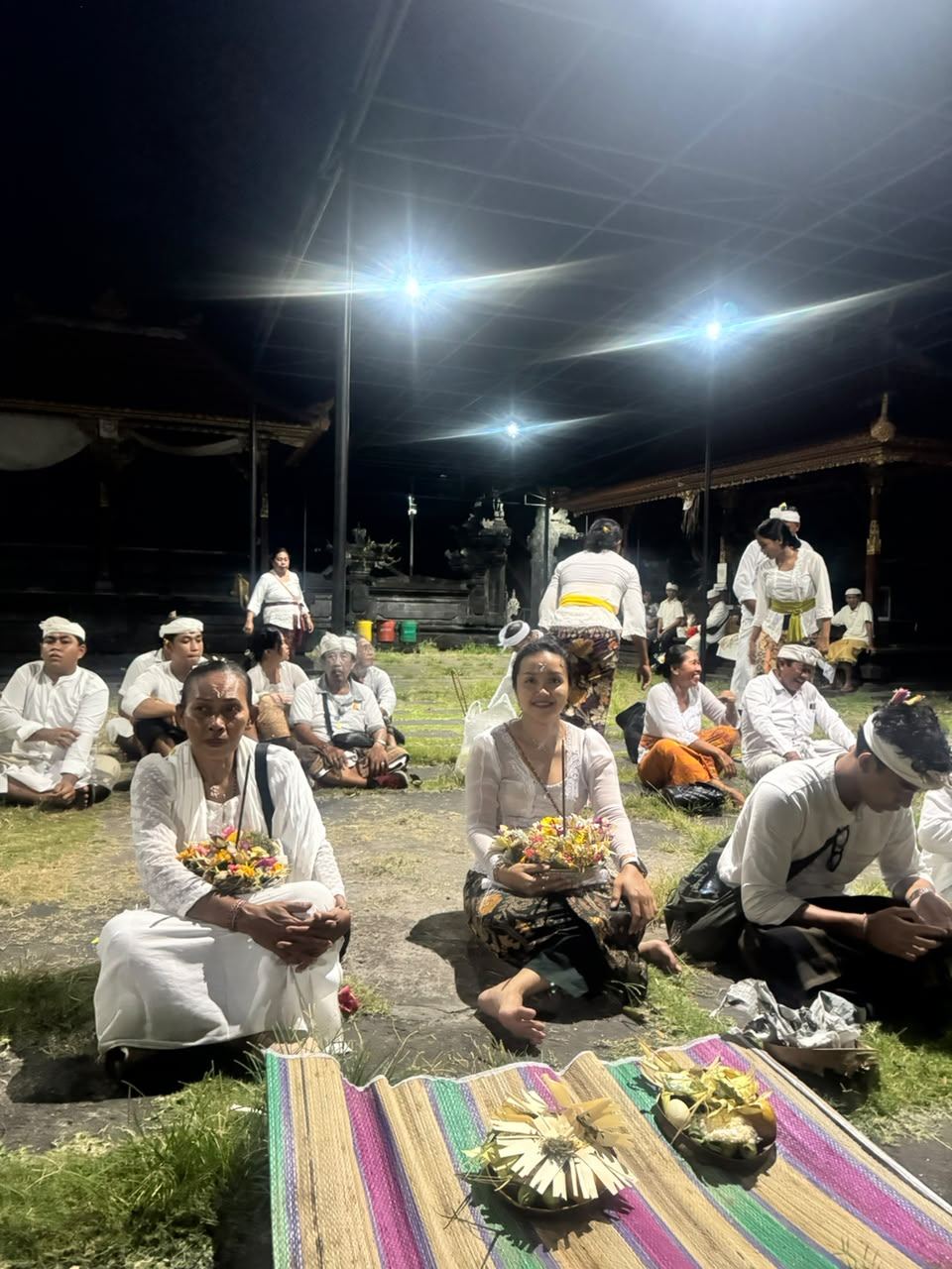 Persembahyangan malam di jaba pura