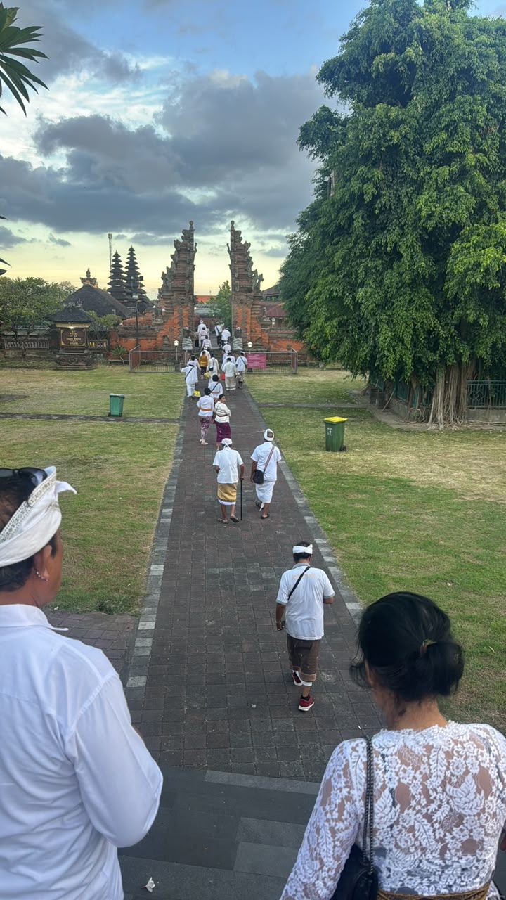 Berjalan menuju pura